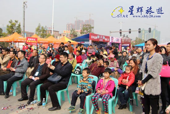 精彩的節(jié)目吸引了眾多市民圍觀 精彩的節(jié)目吸引了眾多市民圍觀