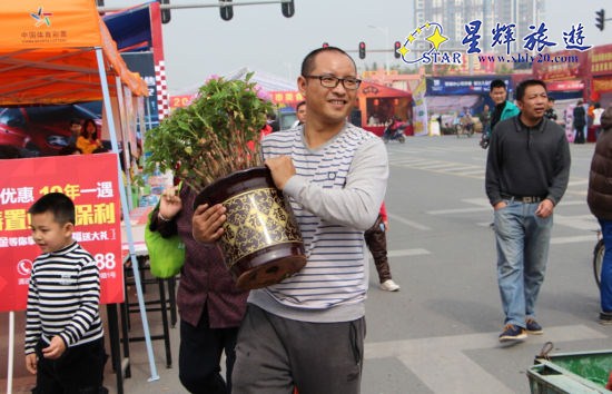 市民高興地捧回盆栽 市民高興地捧回盆栽