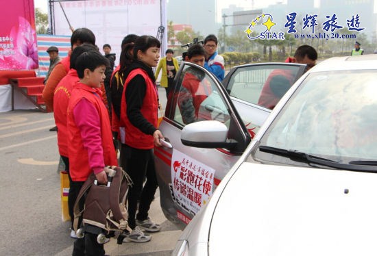 愛心花車搭乘康智學(xué)員巡游花市 愛心花車搭乘康智學(xué)員巡游花市